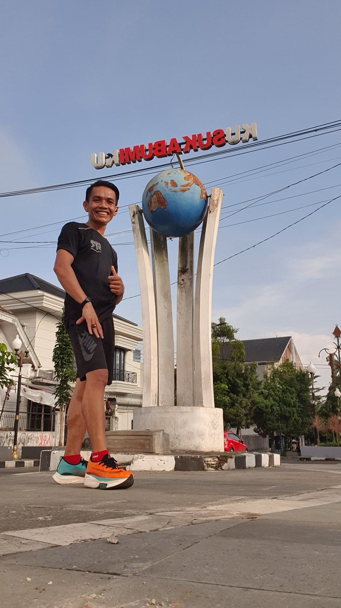 azhari_614's tweet photo. Jangan lupa senyum,,senyum sebagian dari ibadah,,

#senyum #senyumindah #senyumibadah #senyummanis #cowobajuhitam #smile #photo #FOTO https://t.co/5OjIJarvY7