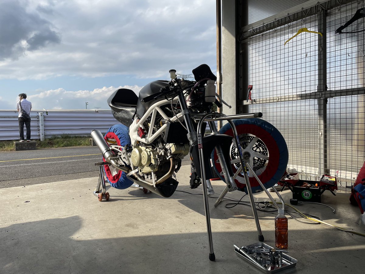 MorimoriJamu's tweet photo. 昨日徹夜で組み上げ、無理やり筑波にテスト走行しに行ってきました。
#VTR250 https://t.co/yDclTF75EL