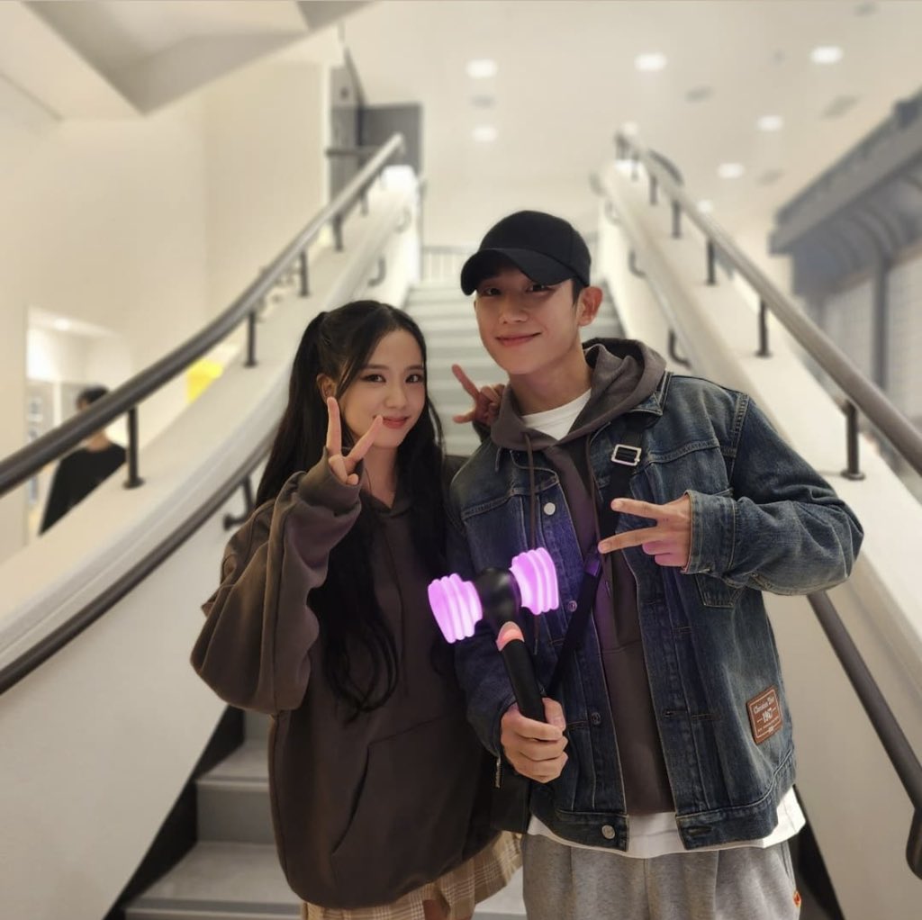 chemistrybuffet's tweet photo. matching Born Pink hoodie ✅
matching peace sign ✌🏼✅
BP lightstick ✅
Christian Dior’s jacket ✅
no gap no gap ✅
VIP - Platinum Pink section ✅

a truly Blink! No. 1 Sooya ✅

#HAESOO https://t.co/yPH6d64w0R