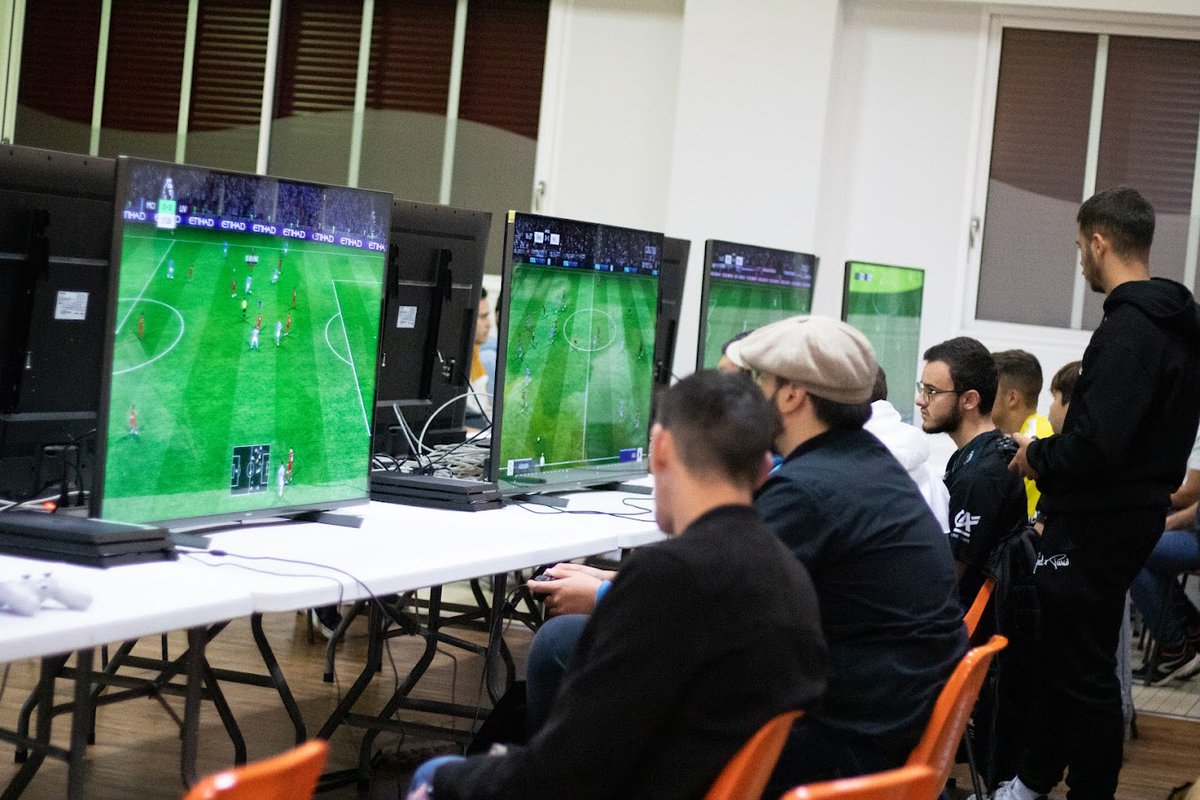 GamersAssembly's tweet photo. ⏰ Dernière ligne droite du tournoi #FIFA23 des #HeuresNumeriques ! ⚽

Qui repartira avec la PS5, le casque Oculus Quest 2 et la trottinette Xiaomi ?! Stay tuned pour le découvrir. 😎 https://t.co/oVgkI5YtQy