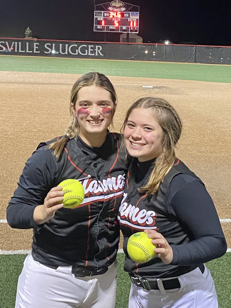 <a href="/Lexi_Cottingham/">Lexi Cottingham</a> and <a href="/SophiaE1706/">Sophia Eaton</a> going yard lastnight to help the flames go 3-0 in pool play! Let’s go!
🔥🥎💣💣