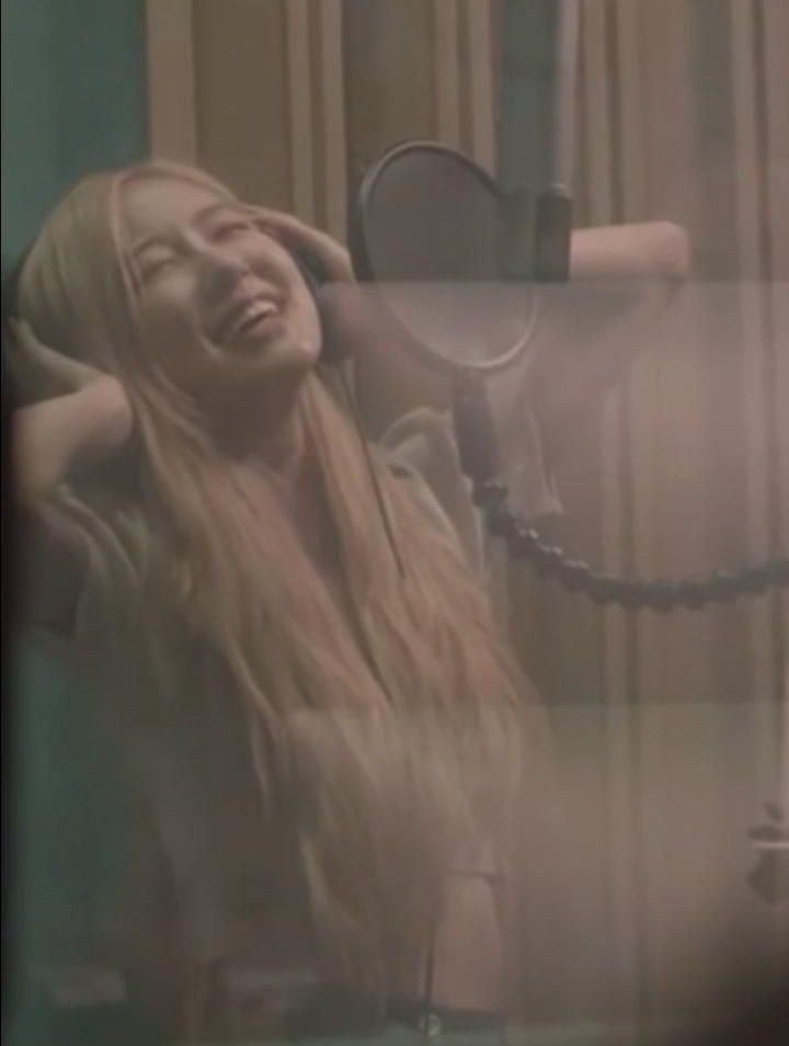 ᅟ
ᅟVocês sabiam que eu também sou dubladora? Dublei por pouco tempo quando nova e estou de volta! O convite me deixou muuuuito animada, só não posso falar ainda o título. Transmitir emoções somente pela voz não é tão simples assim, mas me diverti com as gravações! 🤍
ᅟ