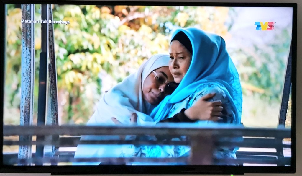 Azmirulhisham's tweet photo. Anak dan ibu. Mastura juga seorang ibu. Begitulah tabah seorang ibu. #mataharitakbercahaya https://t.co/I50EO1ygdU