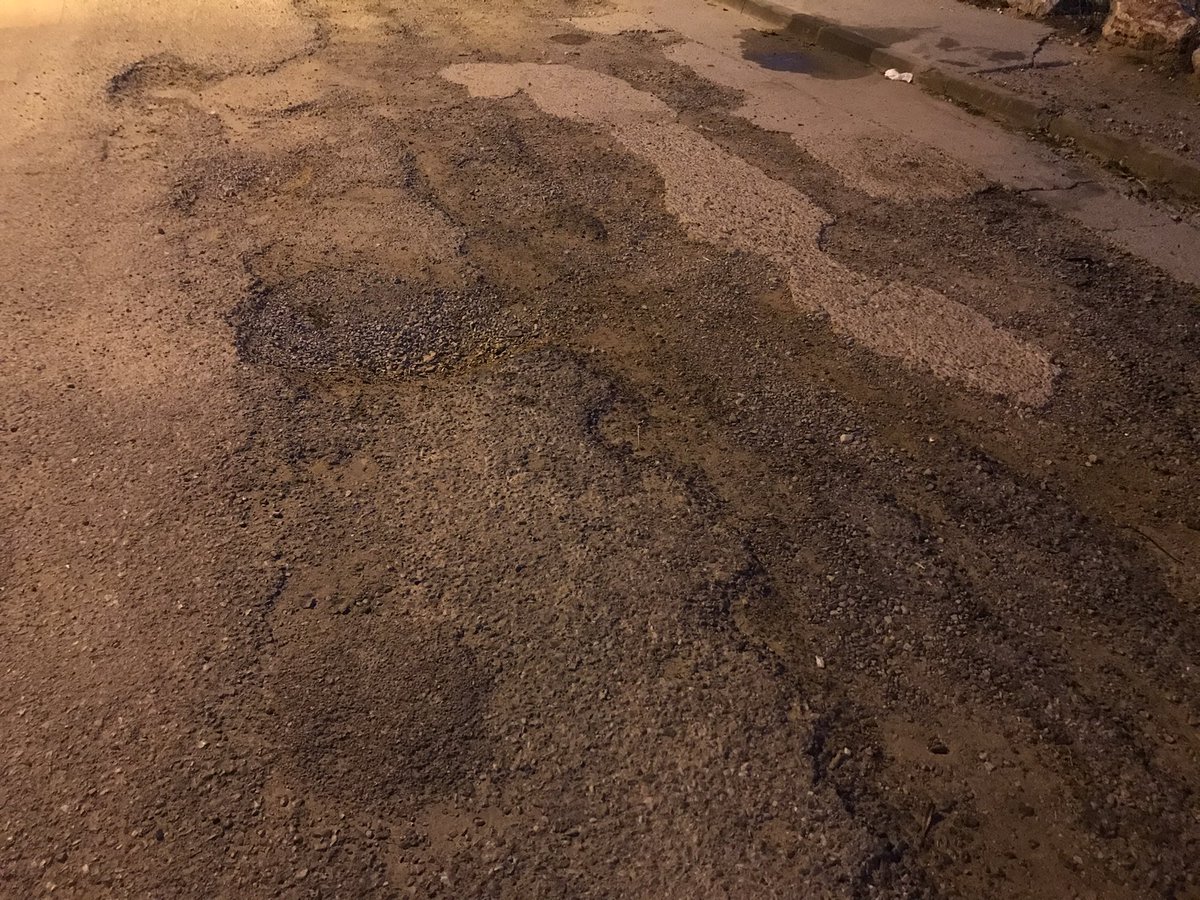 avelsgriells's tweet photo. Continua les escombreries al carrer i els forats als carrers de Els Griells, fins quan un ajuntament pot “no fer res” per un barri? @avelsgriells #griells #estartit #torroella #emporda #baixter https://t.co/uHfGHLb7LG