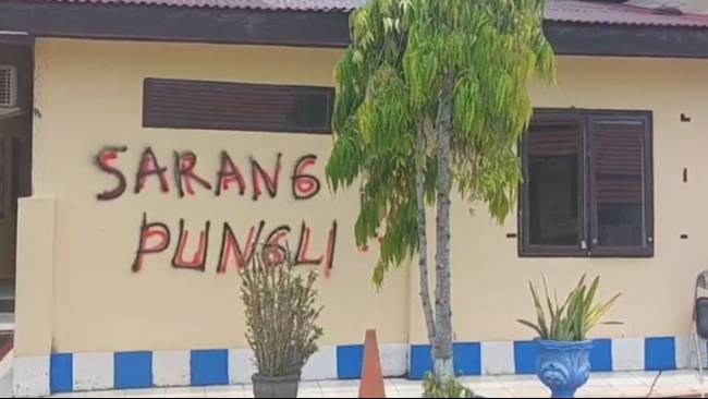 KompasTV's tweet photo. Polisi yang Tulis "Sarang Pungli" di Polres Luwu Ngaku Tak Asal Bicara, Siap Buktikan Pernyataannya https://t.co/ispsAcP1JR https://t.co/oZ22R8pei2