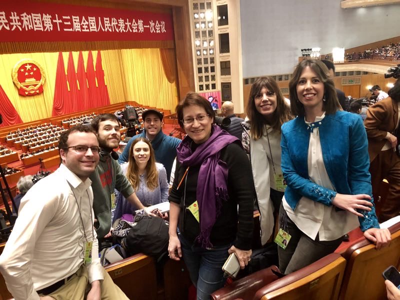 Hoy pocos periodistas han podido entrar al Palacio del Pueblo para la apertura del Congreso del CPC. Recupero esta foto con compañeros queridos ⁦<a href="/Macchinetta/">Macarena Vidal</a>⁩ ⁦<a href="/mavidonate/">Mavi Doñate</a>⁩ ⁦<a href="/jessmartorell/">Jèssica Martorell</a>⁩ ⁦<a href="/xfontdegloria/">Xavier Fontdeglòria</a>⁩ ⁦<a href="/daniesparz/">daniel esparza</a>⁩ ⁦⁦<a href="/apadillabengoa/">Álvaro Padilla</a>⁩
