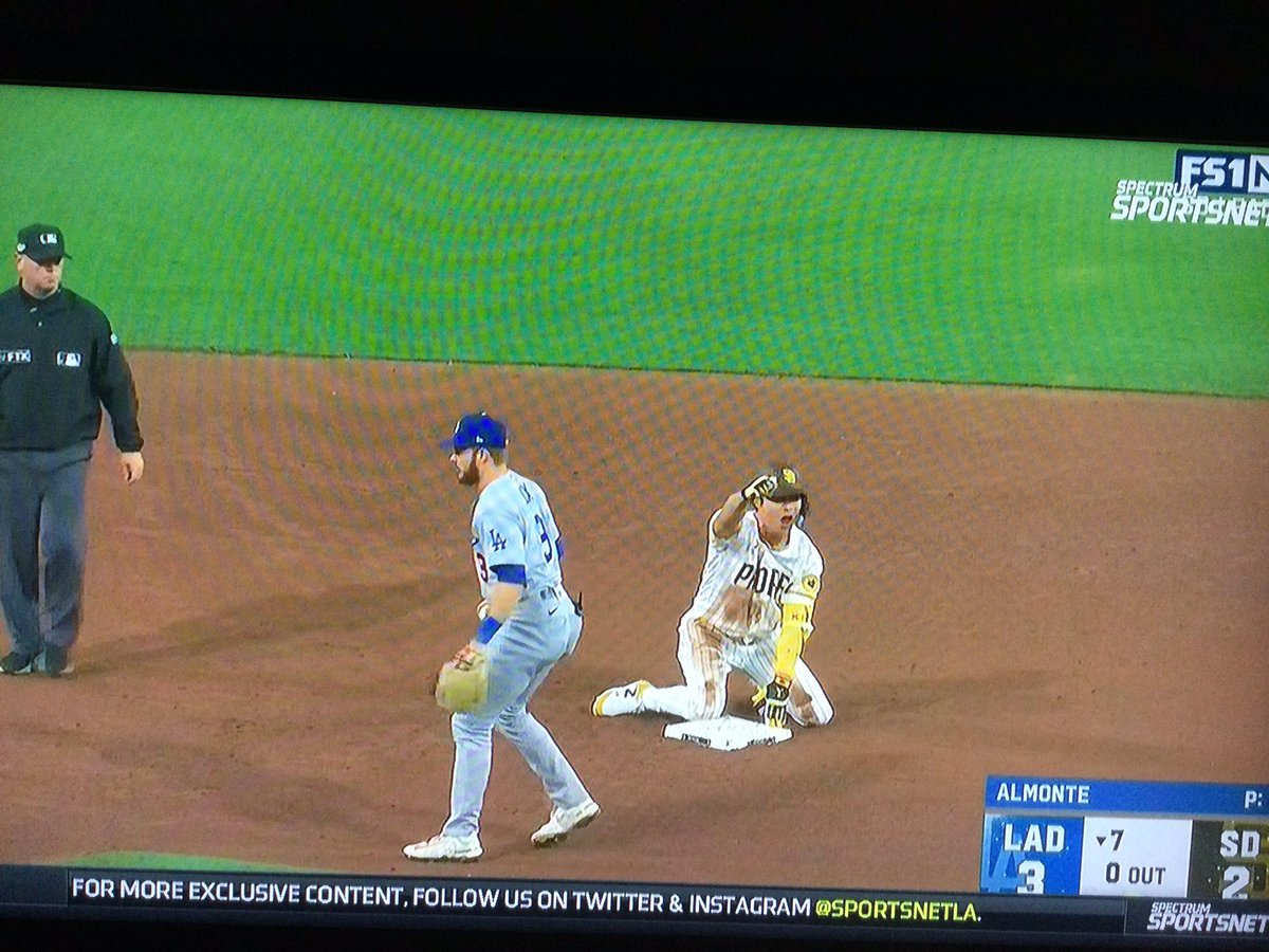 Michael32574178's tweet photo. Padres beat the Dodgers, Hasaung Kim gets us going with a run scoring double, then Soto drives in the tying run, then Cronenworth drives in Kim..
so much for Dave Roberts’ “we are going to win the World Series this year” guarantee…game over…Go PADRES!!! 😘 https://t.co/LeMnpnb6ym