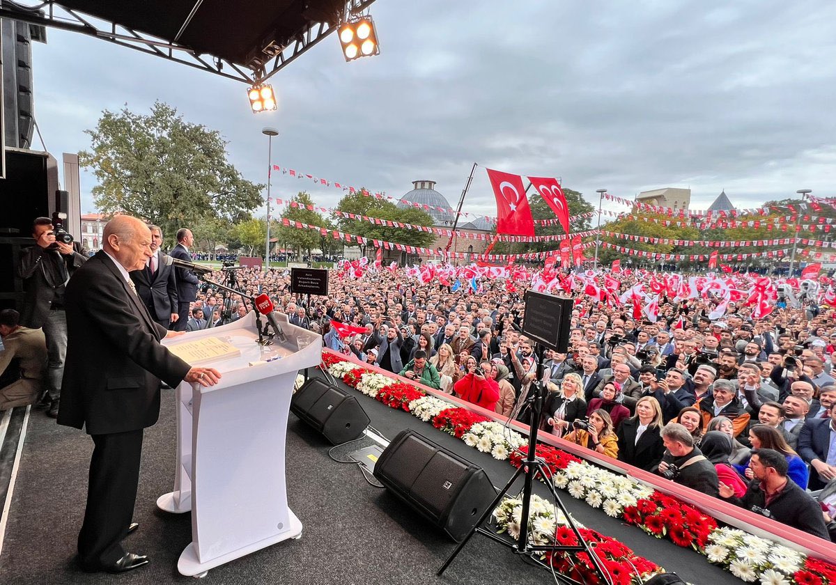 Özgürlüklere pranga vurulduğunu söylüyorlar. Sosyal medyada provokasyon yapamayacaklar, rahatsızlıkları bundandır.
Küfrün özgürlüğü olamaz.
Yalan haberleri servis etmenin özgürlüğü olamaz. Türk milletini aldatamazlar.

Liderimiz Sayın Devlet Bahçeli