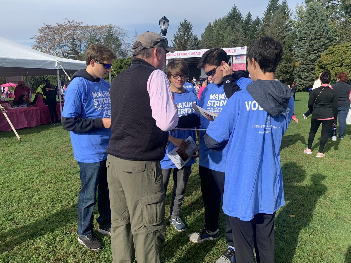 CoachSherman10's tweet photo. Our @MohonRunner XC team volunteering at the #AlbanyStrides breast cancer walk. Love their dedication to ending cancer! @MohonSports @MightyPrincipal @MileSplitNY https://t.co/fBo07n8LxQ