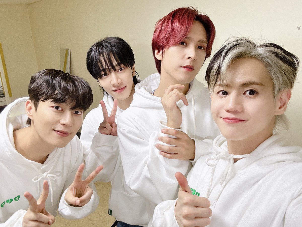 Highlight_AUent's tweet photo. [📸] 역시나 덕분에 행복이 만개한 가을입니다💡 여러분의 마음도 지금 우리와 같기를 바라며🫶 다정한 온기로 가득한 밤 보내세요💕

#하이라이트 #HIGHLIGHT
#윤두준 #YOONDUJUN
#양요섭 #YANGYOSEOP
#이기광 #LEEGIKWANG
#손동운 #SONDONGWOON
#하이라이트운동회 https://t.co/03kFUZZyrN
