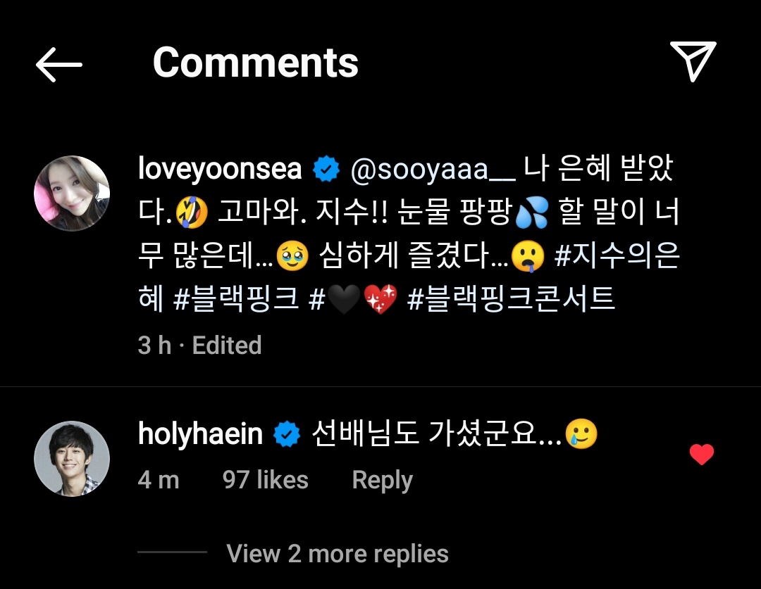 kyuhoonies's tweet photo. kemaren sedih gak bisa dateng ke konser blackpink dan hari ini akhirnya dia bisa nonton bersama blink di venue dengan lightstick BP yg ia pegang, dan finally juga dapet fotbar jisoo dan Jung haein 😭❤️ #HAESOO #SNOWDROP #HAEIN #JISOO https://t.co/lvkeYgaxo3