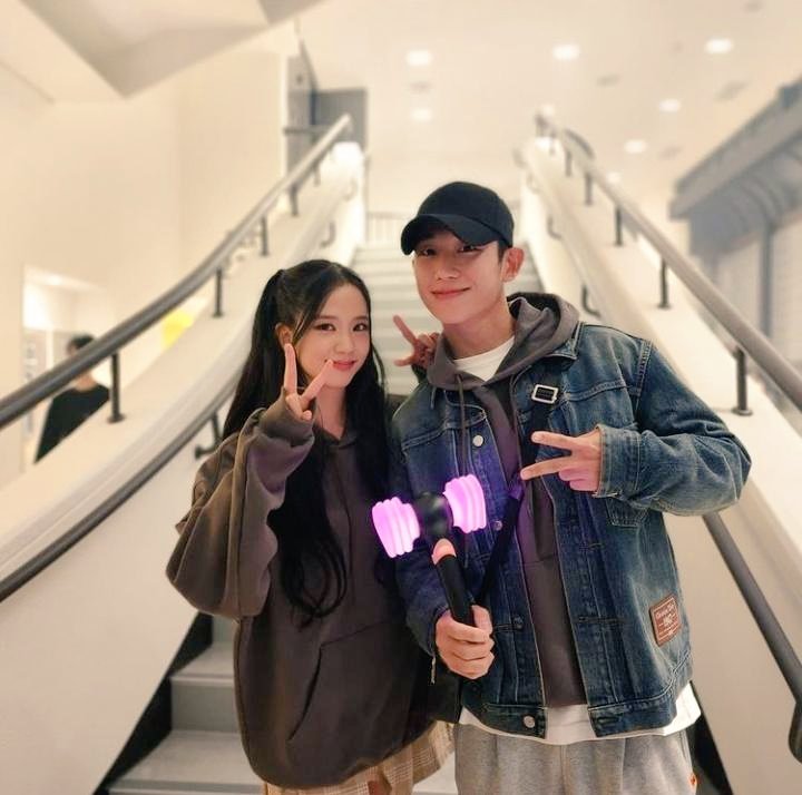 kyuhoonies's tweet photo. kemaren sedih gak bisa dateng ke konser blackpink dan hari ini akhirnya dia bisa nonton bersama blink di venue dengan lightstick BP yg ia pegang, dan finally juga dapet fotbar jisoo dan Jung haein 😭❤️ #HAESOO #SNOWDROP #HAEIN #JISOO https://t.co/lvkeYgaxo3
