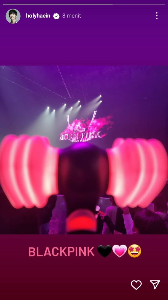 kyuhoonies's tweet photo. kemaren sedih gak bisa dateng ke konser blackpink dan hari ini akhirnya dia bisa nonton bersama blink di venue dengan lightstick BP yg ia pegang, dan finally juga dapet fotbar jisoo dan Jung haein 😭❤️ #HAESOO #SNOWDROP #HAEIN #JISOO https://t.co/lvkeYgaxo3