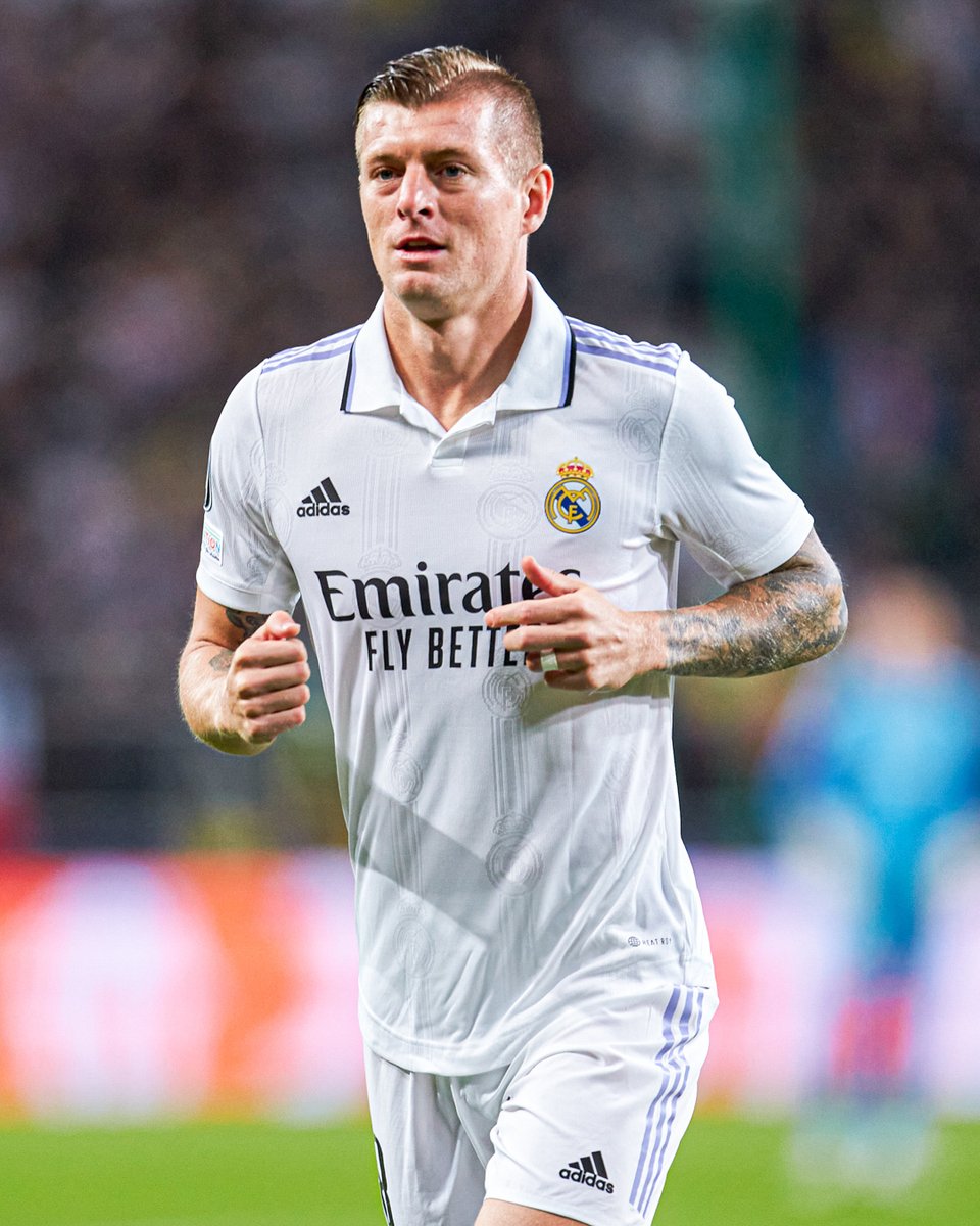 Aguantó la disputa física, le ganó el duelo a Sergio Busquets y le puso un pase al espacio precioso a Vinícius Júnior. Físico, visión y precisión. No hay gol sin Don Antonio Kroos. DIBUJE, TONI.