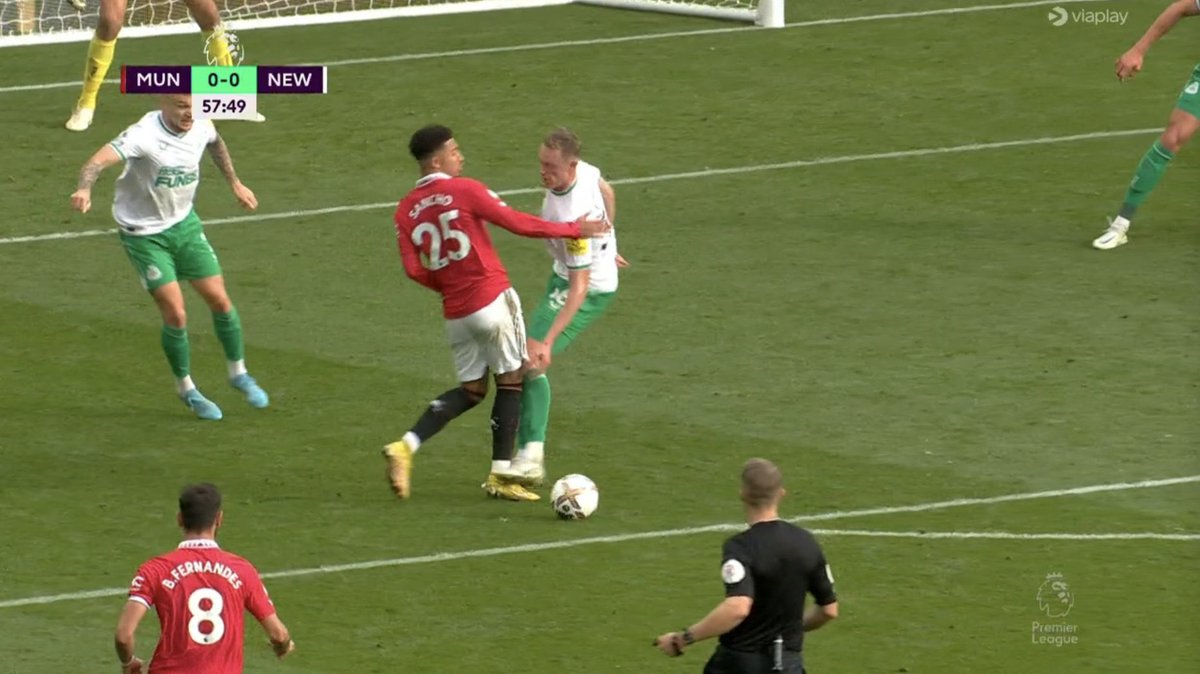 How this isn’t a penalty I’ll never know #mufc