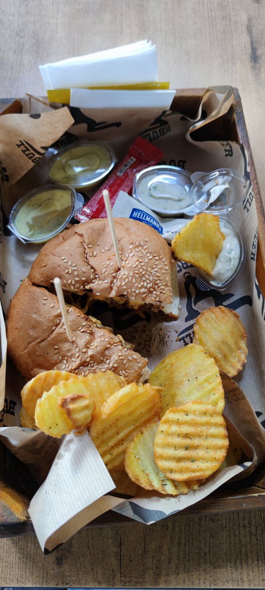 diasporaklassa's tweet photo. Hamburger olsun nasıl olursa olsun 🤭 Lezzetli şeylere her daim bayılıyorum... Üstelik çok ucuz.. #bullburger https://t.co/06HL8eQpcQ