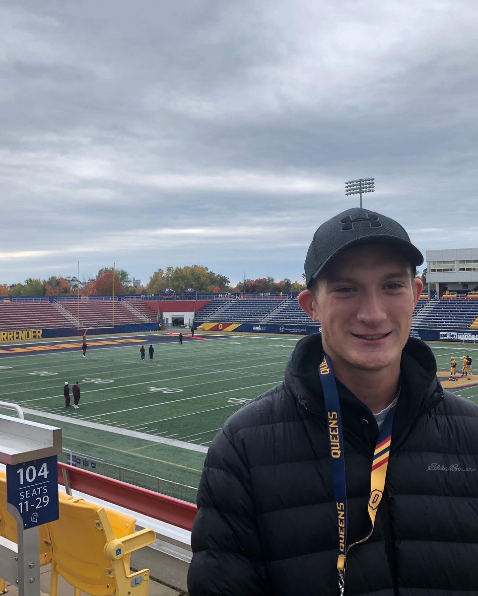 JamieCooper81's tweet photo. Thanks @CoachNezQU @coachbech @CoachDezan for the unofficial game day visit to Queen’s. Congrats on the win! #herecomesqueens #chagheill🇷🇴 https://t.co/mFm8c2V9l5