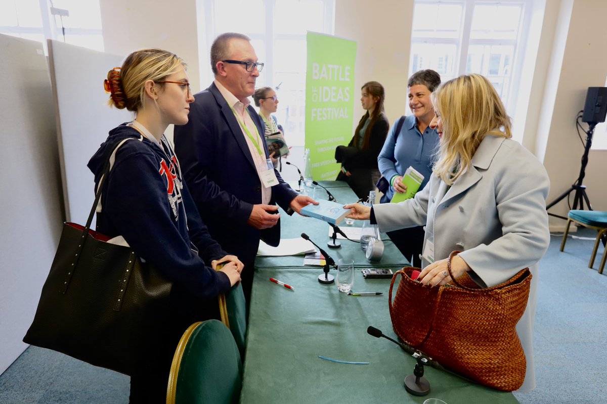 Fan boy. <a href="/acadofideas/">Academy of Ideas</a> <a href="/tonygilland/">Tony Gilland</a> gets a signed copy of #idontknowhowshedoesit from #alisonpearson #BattleFest