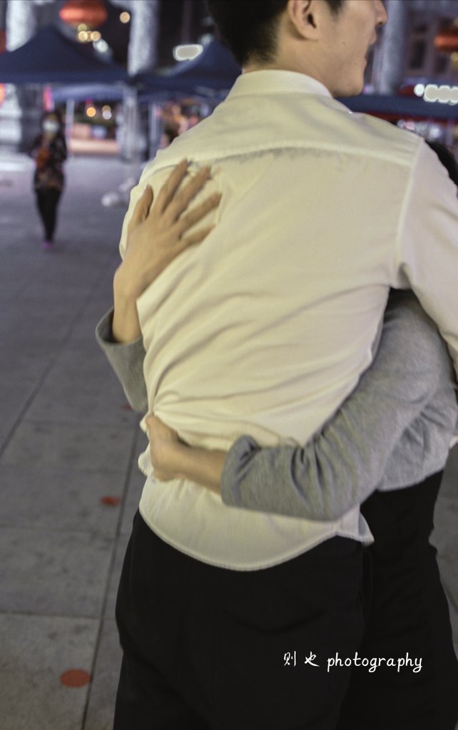 卓别林抑郁了。心理医生叫他看看喜剧电影里那个小丑。卓别林说，医生，我就是那个小丑呀。