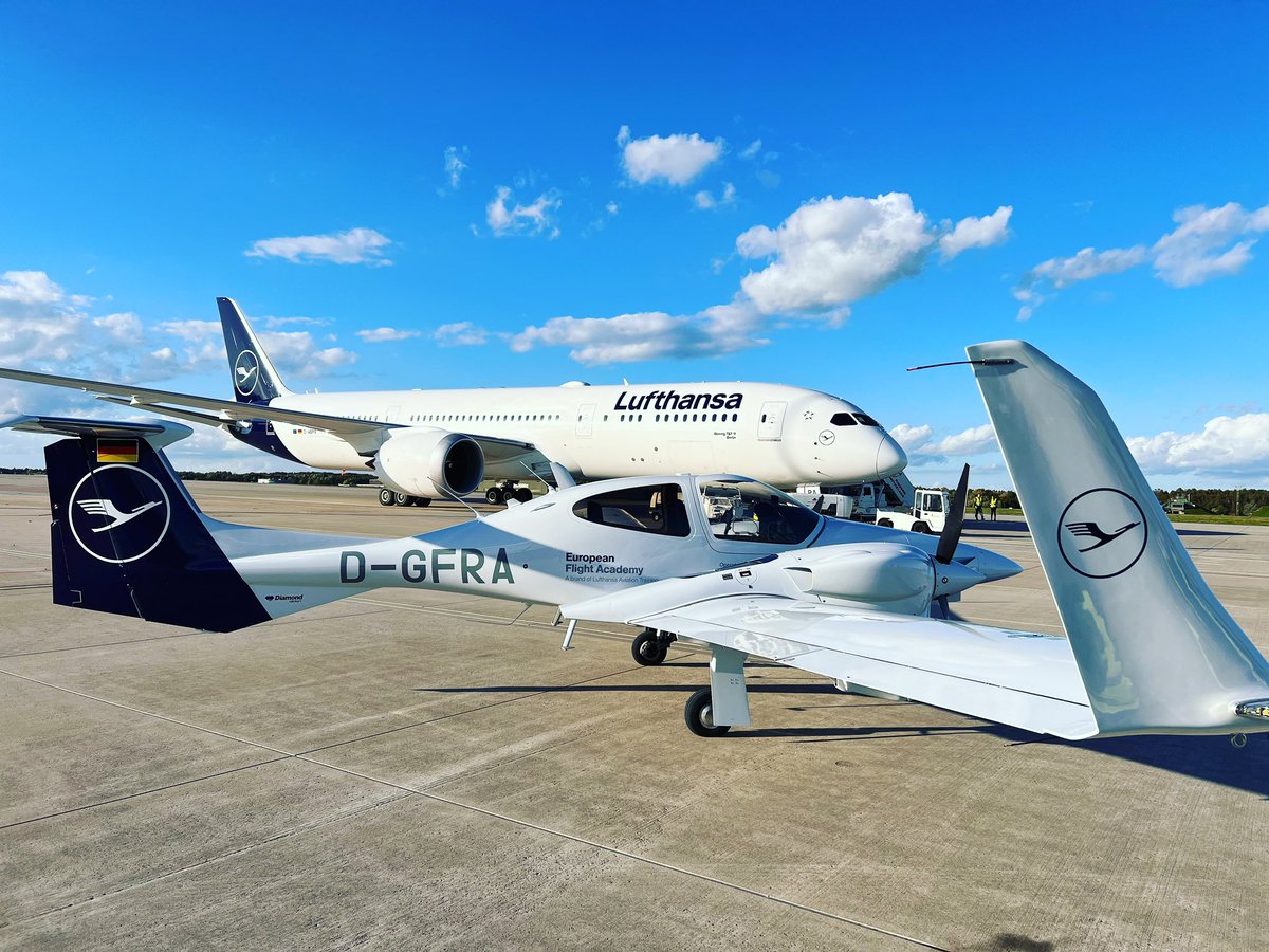 mleutke's tweet image. The new Lufthansa @BoeingAirplanes Dreamliner is visiting our flightschool in Rostock today. 

#aviationlovers 
#wearelufthansagroup
 @lufthansaNews