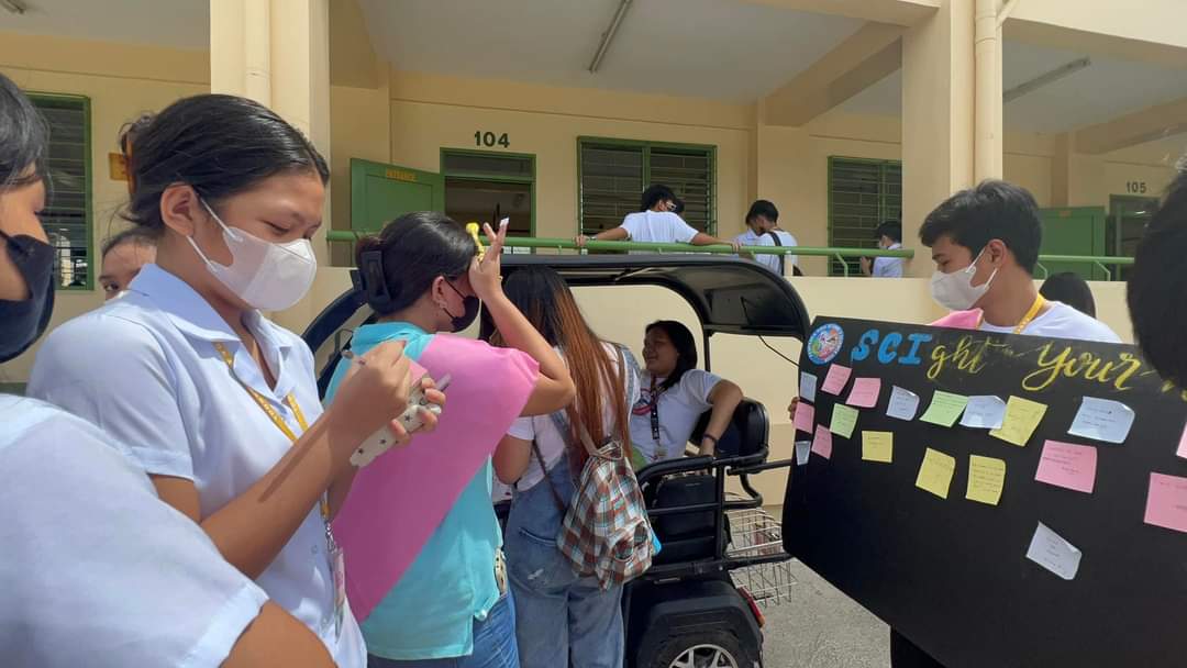 PHSSCIENCECLUB_'s tweet photo. Here are some of our shots while PHSians were sticking their notes into the board of anonymous messages for our beloved teachers!👨‍🏫👩‍🏫

#TatakSciClub
#TogetherWeExplore
#NoVoidCanPullUsApart

[Late Post] https://t.co/WKurDIUo51