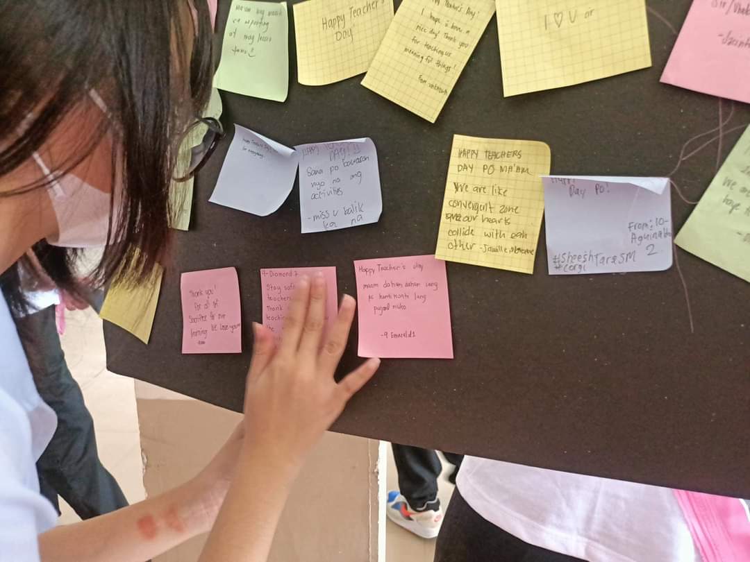 PHSSCIENCECLUB_'s tweet photo. Here are some of our shots while PHSians were sticking their notes into the board of anonymous messages for our beloved teachers!👨‍🏫👩‍🏫

#TatakSciClub
#TogetherWeExplore
#NoVoidCanPullUsApart

[Late Post] https://t.co/WKurDIUo51