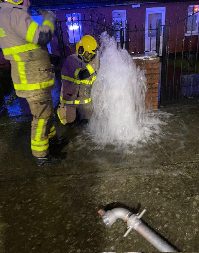 DubFireBrigade's tweet photo. Recruit Firefighter Gary turning off a hydrant after it was opened leading to nearby flooding 

We use (and need) hydrants to fight fires, please don't interfere with them #DFBRecruits https://t.co/PYHXVuU5OW