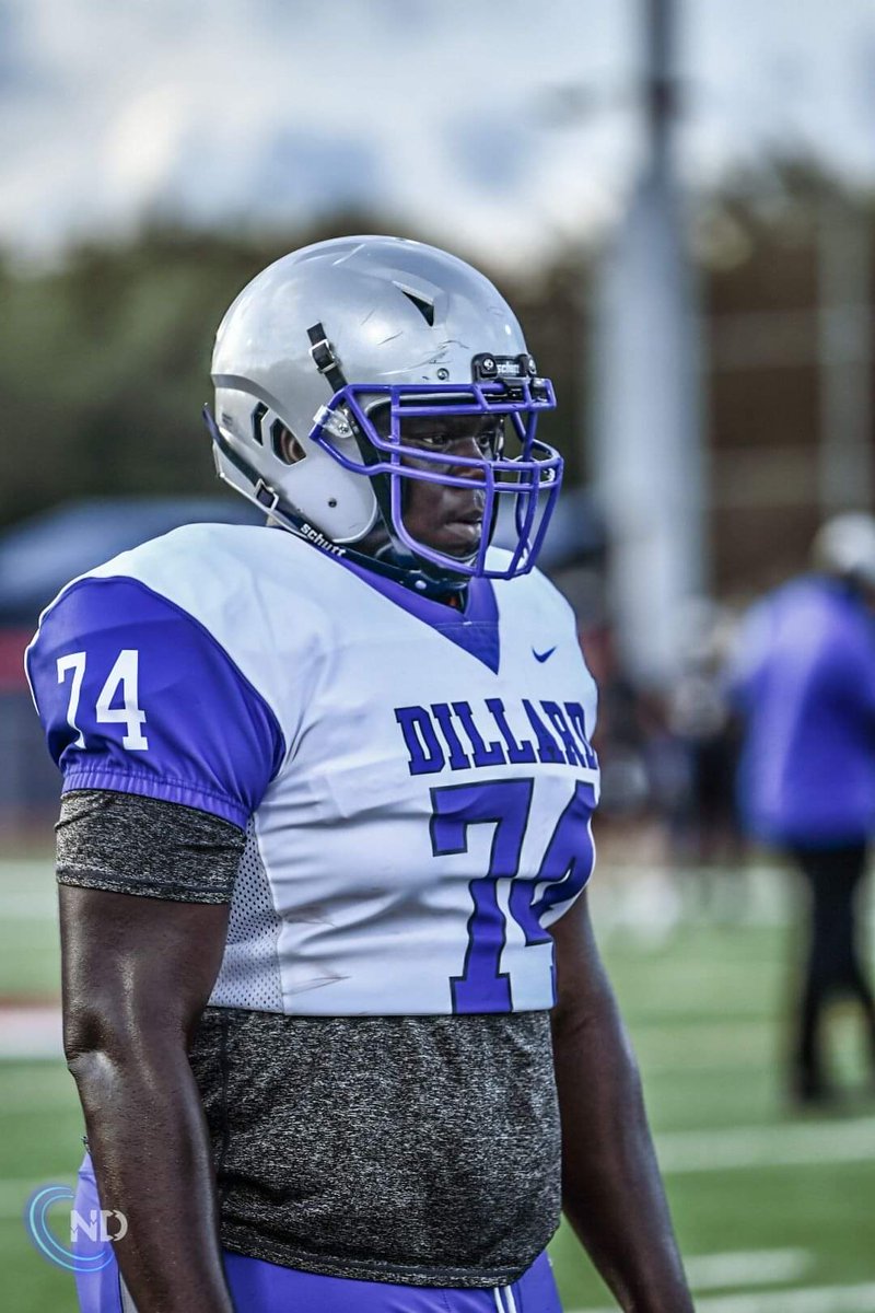 Dillard (FL) OL @ZxamyirP He’s (6-4, 305) a patient pass blocker that uses his hands first before his body. In the run game, he comes off the ball quickly and smoothly as well as maintaining good posture and leverage throughout the block. 🎬Film: hudl.com/v/2JSqfU