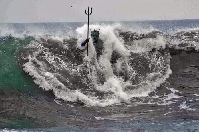 RincnCuriosoo's tweet photo. La magnífica estatua de Poseidón ubicada en la playa Melenara (Gran Canaria, España) hace parecer que el mismísimo dios griego estuviera saliendo de las profundidades del océano. Mide 4.2 metros de alto y fue inaugurada en el año 2001. https://t.co/9TZFnc98lg
