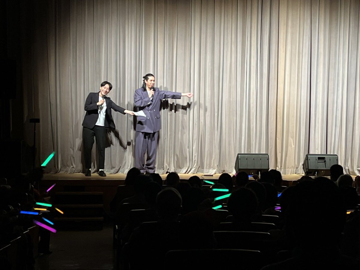 kamata_kpkondo's tweet photo. 今日は森に響くアイドルソングin大田文化の森ホールのMCをやらせて頂きました！！
皆さんの歌も合唱もミュージカルもダンスも最高でした！！
イベントって良いですね！コロナとか関係無くこんなイベントがたくさん出来る日が来る事を願っています！！

ペンライトってテンション上がるよねって写真です https://t.co/lX9W0yAE5C