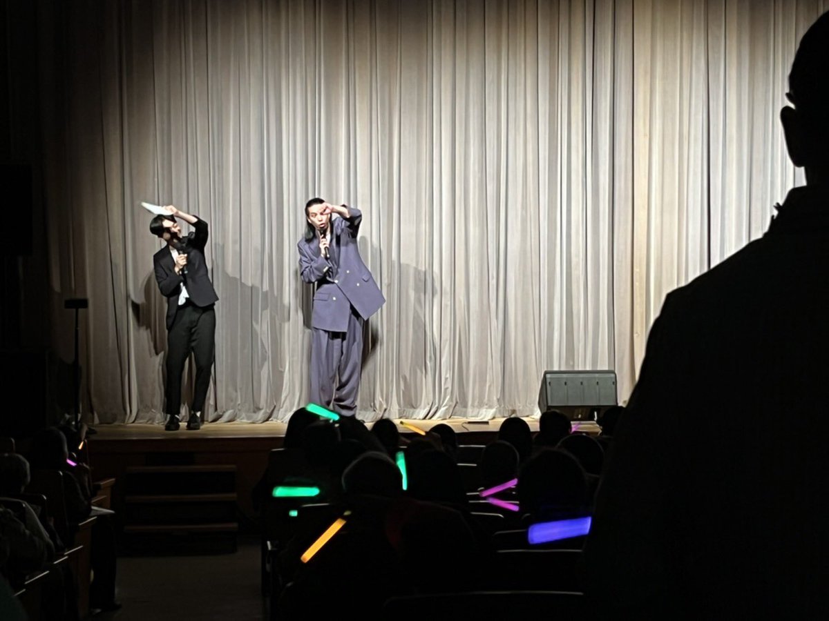 kamata_kpkondo's tweet photo. 今日は森に響くアイドルソングin大田文化の森ホールのMCをやらせて頂きました！！
皆さんの歌も合唱もミュージカルもダンスも最高でした！！
イベントって良いですね！コロナとか関係無くこんなイベントがたくさん出来る日が来る事を願っています！！

ペンライトってテンション上がるよねって写真です https://t.co/lX9W0yAE5C