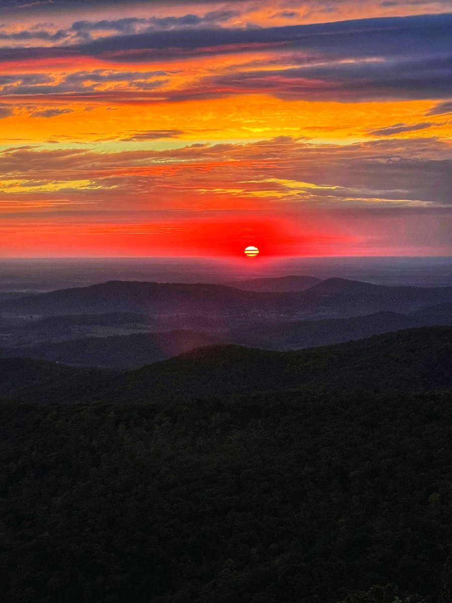 juliawilton's tweet photo. Good morning from the Shenandoah! @capitalweather #skylinedrive #sunrise @ShenandoahNPS https://t.co/jFklb5fgM0