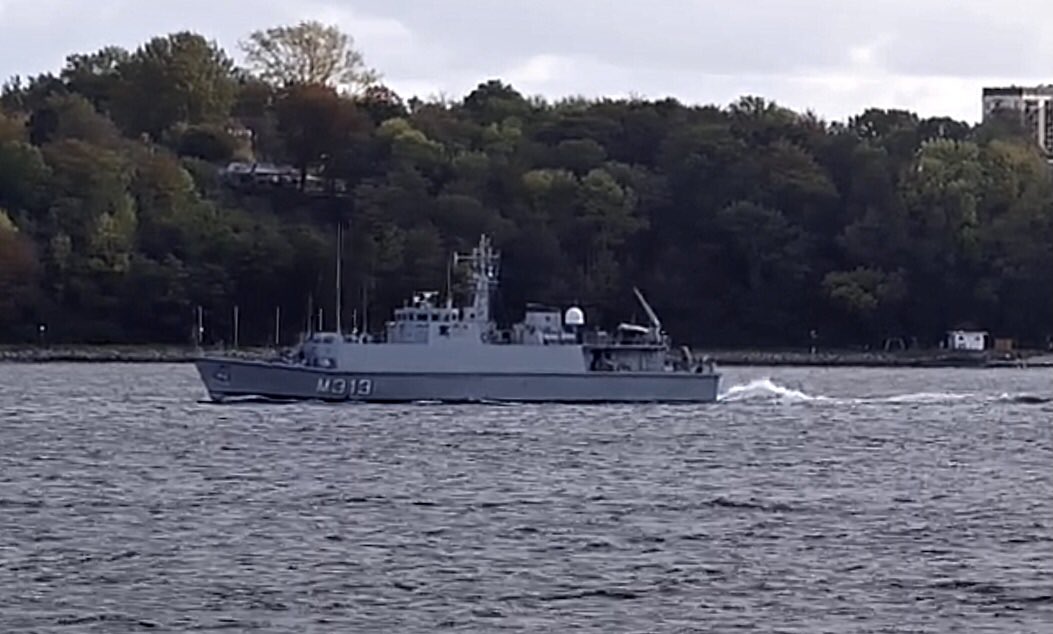 WarshipCam's tweet photo. Estonian Navy Sandown-class minehunter ENS Admiral Cowan (M313) leaving Kiel, Germany - October 16, 2022 #ensadmiralcowan #m313 https://t.co/DiyAO66EEw