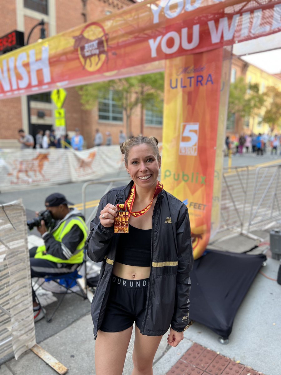 Ali_IngNews's tweet image. Perfect weather and great turn out for the @BullCityRace! Great to have @WRALSarah by my side to emcee and cheer on @WRALJeff.

I went out for a moderate training run and left with a PR. Feeling strong heading into peak week as @danjamdoc gets me ready for another 26.2