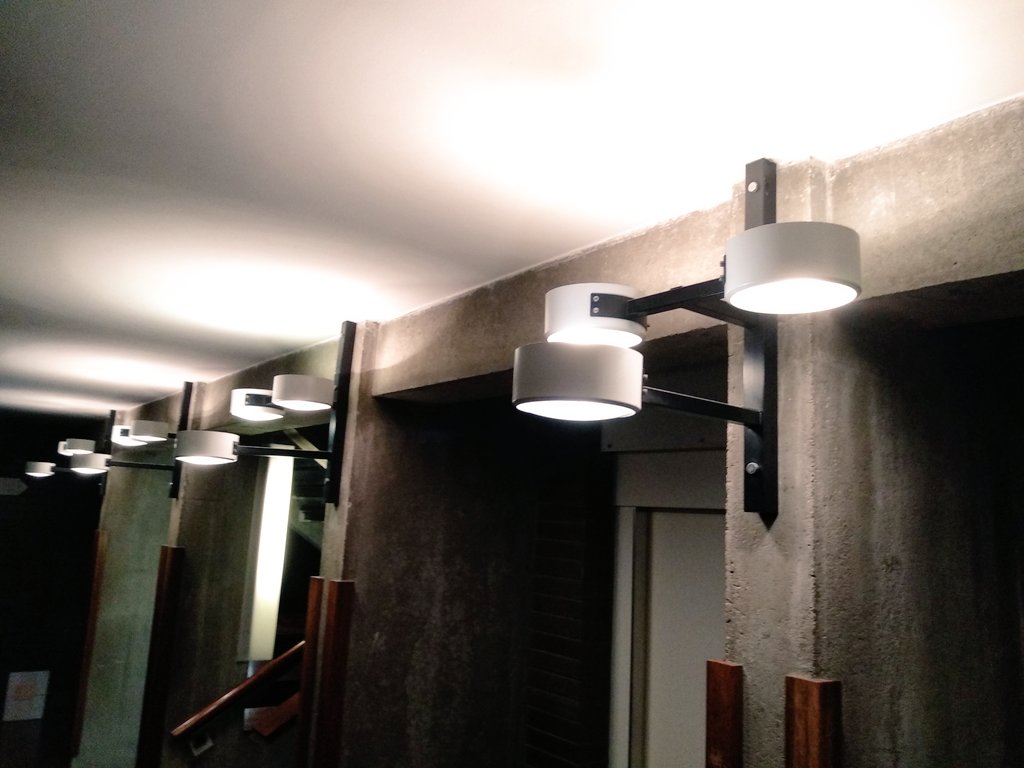 milenapir's tweet photo. ⚠️ Han entrat a robar a l'escala, s'han endut dos aplics de paret de Moragas i Gallissà. No sabem si per ús propi o per comercialitzar. Si algú els troba en alguna plataforma de venda agrairia que m'avisés. Moltes gràcies 🙏 https://t.co/Xy4G7uQZ4V