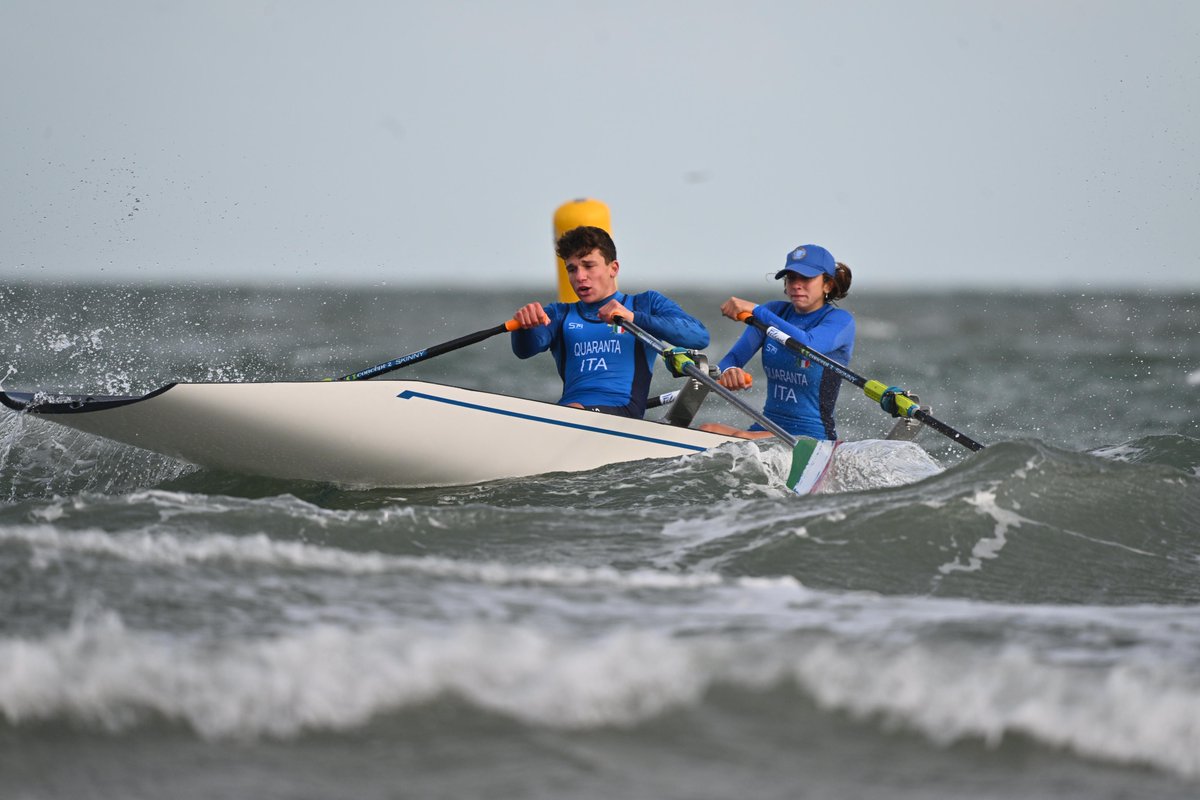 Italy and Spain will race the A-Final in the CJMix2x for the World title, Tunisia and the United States will race the B-Final 🌊 #WRBeachSprints #WRBSF #BringOnTheWaves @wrcoastals22 📷 World Rowing / @BenedictTufnell