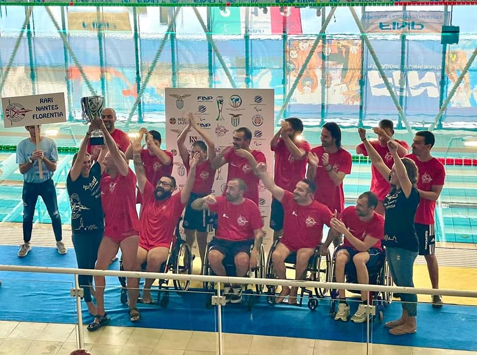 #PallanuotoParalimpica la <a href="/RariNantesFI/">RariNantesFlorentia</a> vince la Coppa Italia. I biancorossi battono la Lazio (10-6) e alzano per la seconda volta consecutiva il titolo. Un bis arrivato a margine di una due giorni tutto cuore e grinta che ha visto i ragazzi di Perego e Giachi trionfare. <a href="/TgrRai/">Tgr Rai</a>