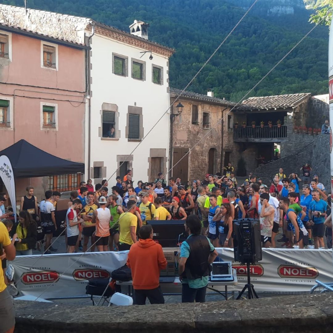 GECA_84's tweet photo. Gran participació i nivell a la 7a edició de la #Vertikalm, el quilòmetre vertical al Puigsacalm (1514 mts) des de Sant Privat de Bas(525 mts), en un recorregut de menys de 5km 🏃♀️🏃♂️
#cursesdemuntanya #quilometrevertical @lavalldenbas https://t.co/X2eKm2swmP