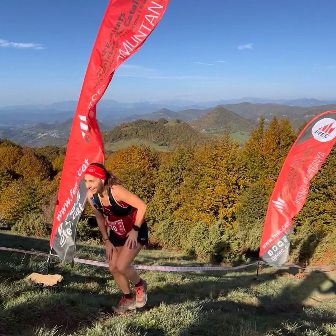 GECA_84's tweet photo. Gran participació i nivell a la 7a edició de la #Vertikalm, el quilòmetre vertical al Puigsacalm (1514 mts) des de Sant Privat de Bas(525 mts), en un recorregut de menys de 5km 🏃♀️🏃♂️
#cursesdemuntanya #quilometrevertical @lavalldenbas https://t.co/X2eKm2swmP