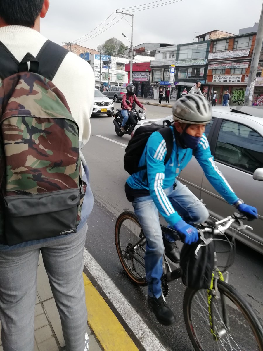 jairograsia's tweet photo. Un mismo C.Comercial permite las ciclas dejadas en el espacio público
 Al no ser facilitadores del parqueo en áreas comunes. Imperial
Falta reclamentacion
#faltareglamentación 
#ciclas
#ciclasbogota 
#Bogotá https://t.co/96X1otaja4