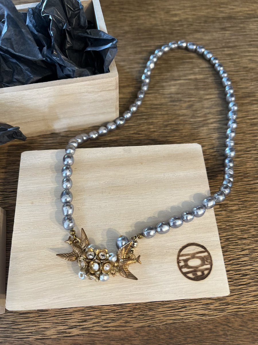 antique_cherish's tweet photo. 一周年記念にプレゼント交換した🕊
私の好みを把握されてるぞぉ!
ヴィンテージパーツのジュエリー可愛すぎる…‼️😭💕バロックパールの色味も上品で素敵〜
古民家のアトリエまで足を運んで大量のストックの中から選んでくれました✨素敵なブランドだから今度は是非一緒に行きたい
#monshiro https://t.co/jd7XIYdPis