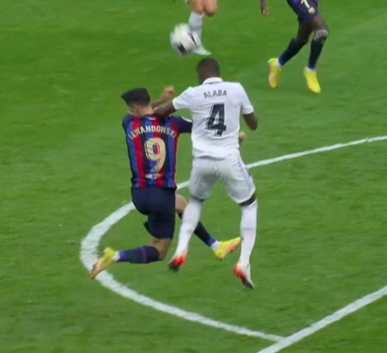 HoyEnDeportes4's tweet photo. Lamentable el VAR no revisando el cuellazo de Lewandowski al codo de Alaba. Roja clara perdonada al delantero del Barça. ¡HALA MADRID! https://t.co/tiaeHW6a7B