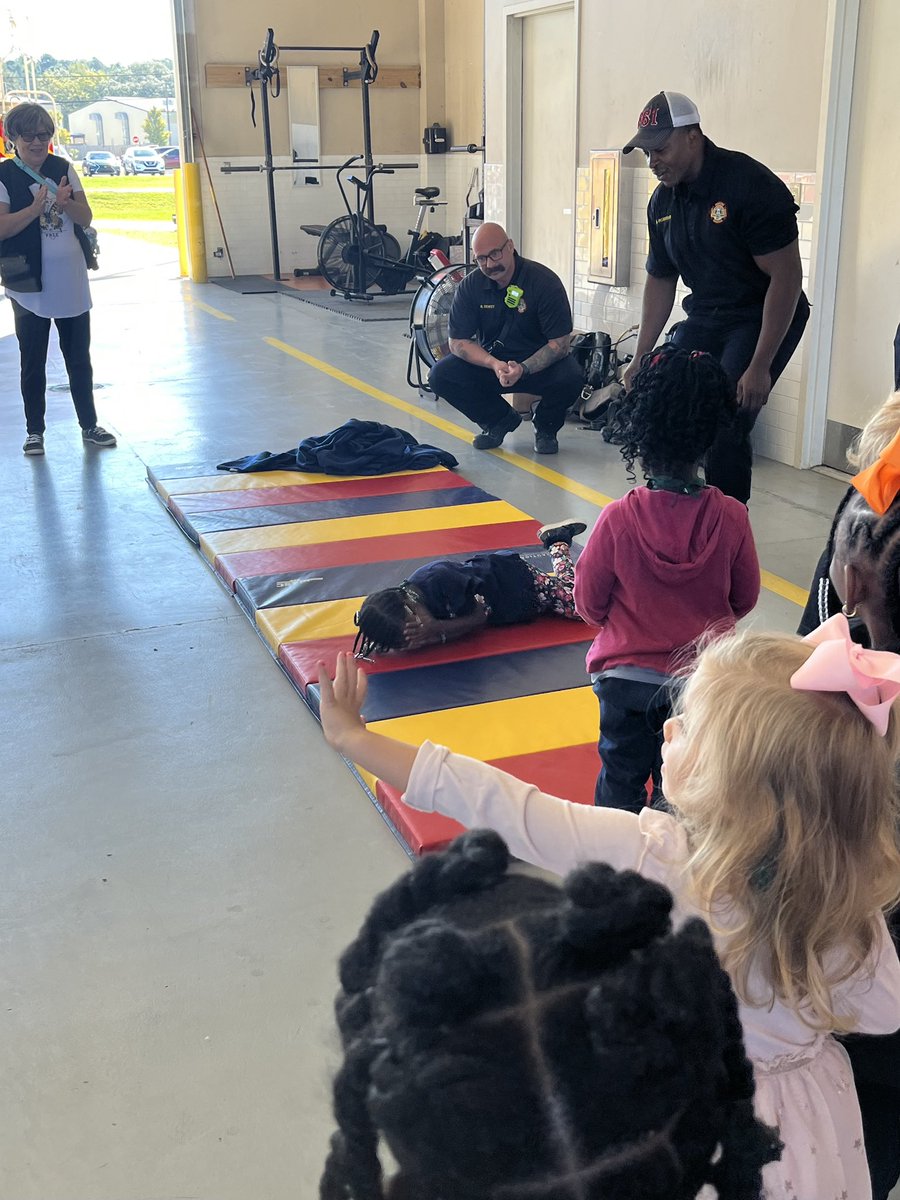 heardelementary's tweet photo. Stop, Drop, and Roll! Friday @heardelementary PreK students visited @PoolerFire to learn about fire safety. https://t.co/qXimjU6GCJ