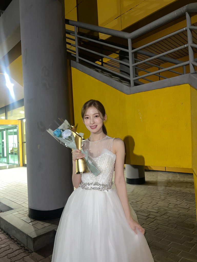 8_OHMYGIRL's tweet photo. [#OhTimes] 221016 아시아 모델 어워즈 📸

신인상 예능 부분을 수상한 #미미 와 라이징스타상 연기자부문을 수상한 #아린 🙌❤️ 울마이걸 진짜 못하는 게 뭐야,,웅성웅성,,👥👥      

#오마이걸 #OHMYGIRL #OMG https://t.co/Q2BlCsqqJC