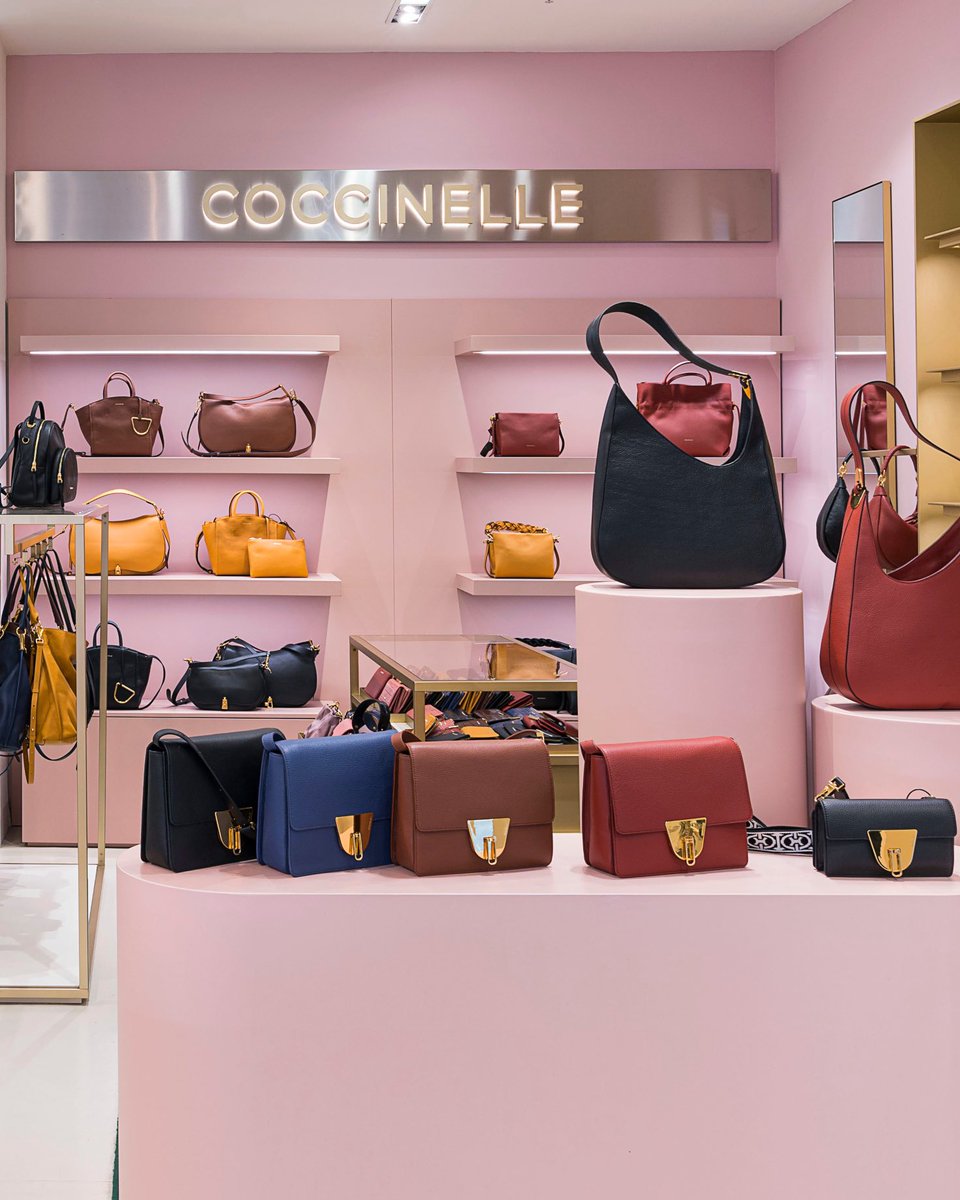 Rinascente's tweet photo. La migliore selezione delle #FWcollections dei brand del momento ti aspetta! Un assortimento di gran classe per mettere a punto un #totalook perfetto per affrontare l’autunno. Ti aspettiamo in #RinascenteCatania per scoprire questo e molto altro! https://t.co/OF2BTQzijS