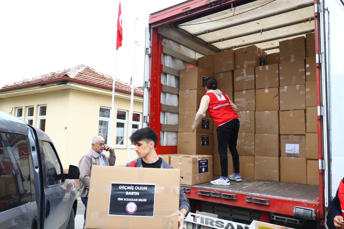 Türk Eczacıları Birliği Merkez Heyeti olarak Zonguldak Eczacı Odamızla birlikte Amasra-Bartın maden ocağı patlamasında hayatlarını kaybeden işçilerimizin cenazelerine katıldık. Kederli ailelerinin acılarına ortak olmaya çalıştık.