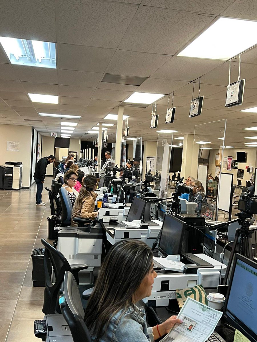 fdelatg's tweet photo. Una Jornada Dominical más @ConsulMexDal para atender familias mexicanas 🇲🇽 en el norte de Texas!! Cientos de trámites y servicios para connacionales entre Sabatina Nacional @SRE_mx de ayer y hoy, muchas gracias equipo por su energía y convicción para hacer esto posible!! https://t.co/S9N3pNMPgx