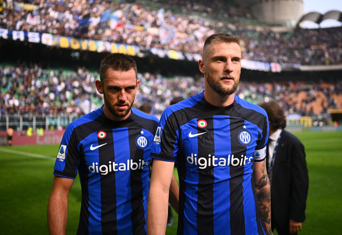 Inter_en's tweet photo. These two mean business 😤

#InterSalernitana #ForzaInter https://t.co/2mv30HrBGh