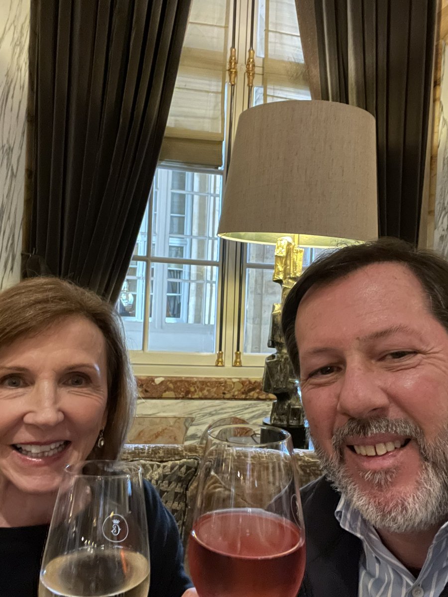 Zunostar61's tweet photo. #Sundaybubbles in Paris https://t.co/7hcKWiemLI