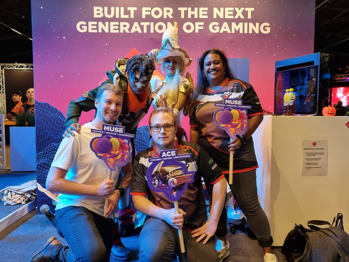 ILazysharon's tweet photo. Altijd een blast om een andere muse te ontmoeten! They say great minds think alike! Was gezellig weer vandaag op Dreamhack! #OMENdreamhack22 https://t.co/xTguRPWRlF